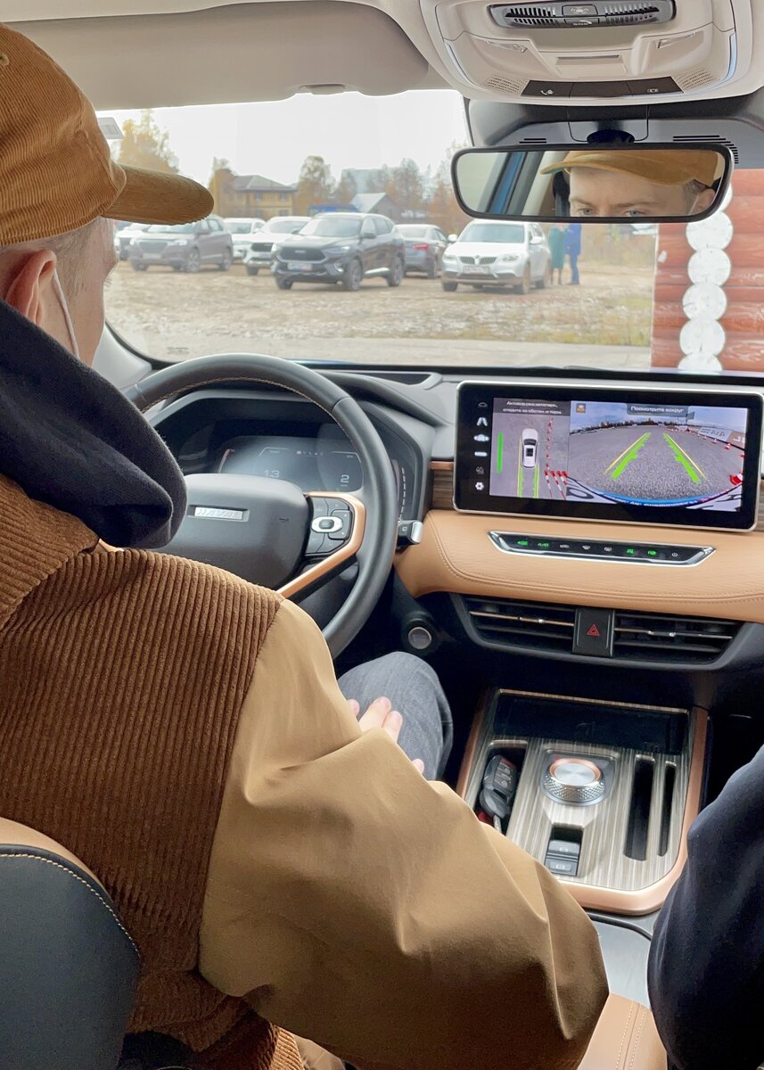 Изображение с камеры кругового обзора выводится на 12-дюймовый экран мультимедийной систем- ярко, четко, красочно! 