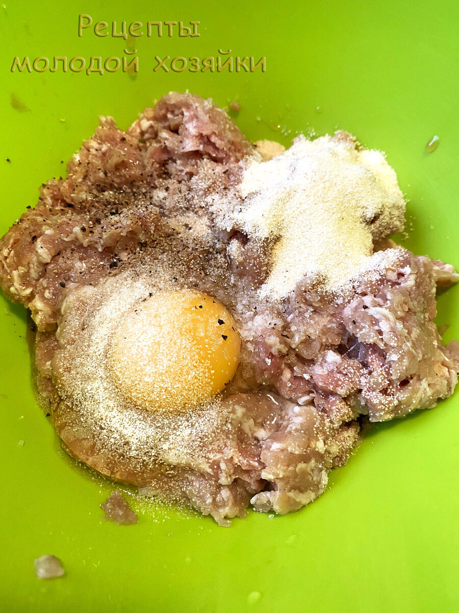 К фаршу добавлены лук, яйцо, манка, соль и перец 