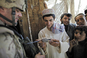 
Американские солдаты стремятся наладить добрые взаимоотношения с афганцами. Фото Reuters