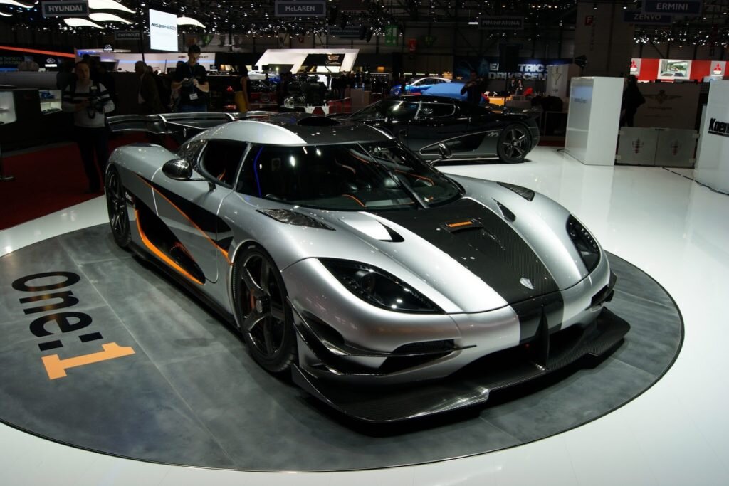 Очень красивая мощная. Koenigsegg one:1. Koenigsegg Agera one 1. Спорткар Koenigsegg one 1. Кенигсегг АГЕРА фирма.