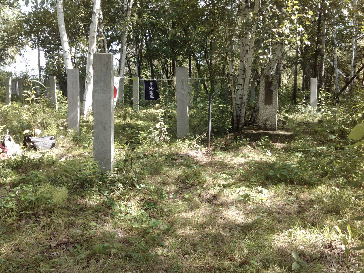 Японское кладбище в пригороде Хабаровска. На фото процесс приготовления к молитве.