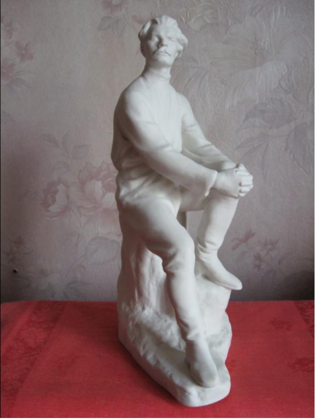 Это не бюст, а скульптура. Статуэтка. Молодой Горький. Гордый мечтатель о сверхчеловеке типа Данко, что жертвует собой во имя Человечества. Фото взято в интернете из свободного доступа.