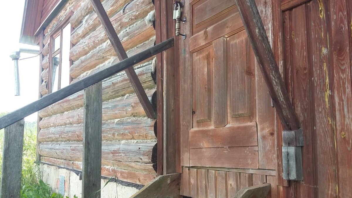 Это баня. На фото видно состояние конопатки. У дома та же проблема.
