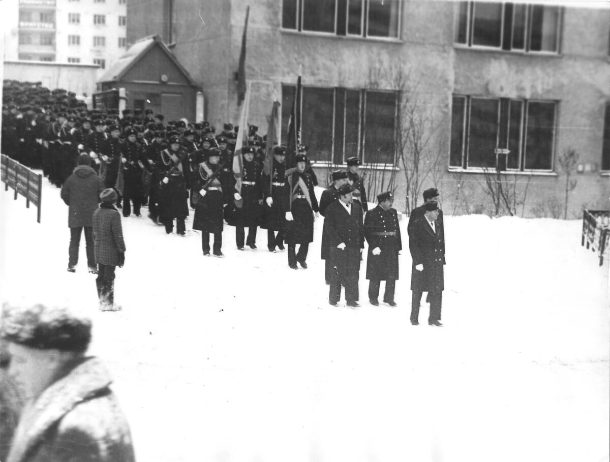 Выход парадной колонны через КПП №4.