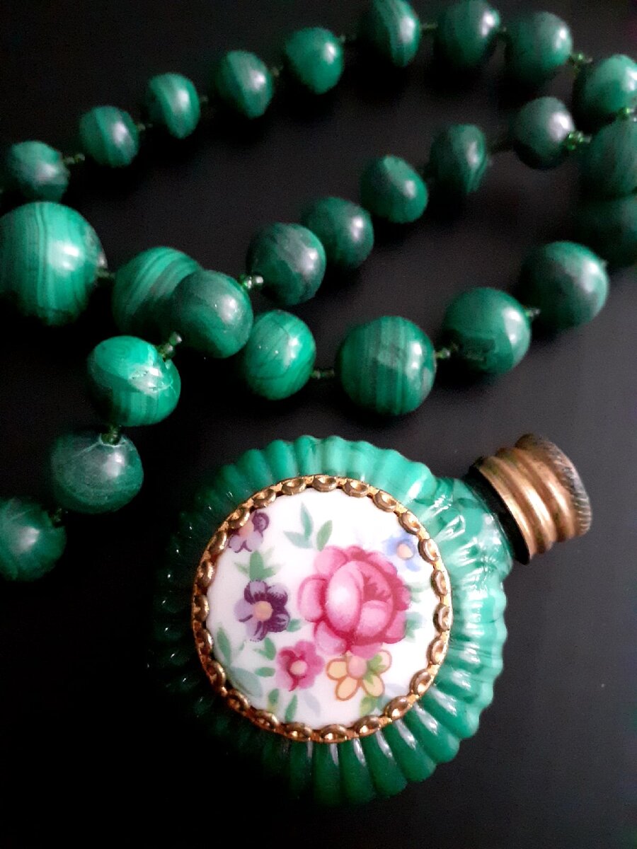 Бусы из малахита. Флакон из малахитового стекла