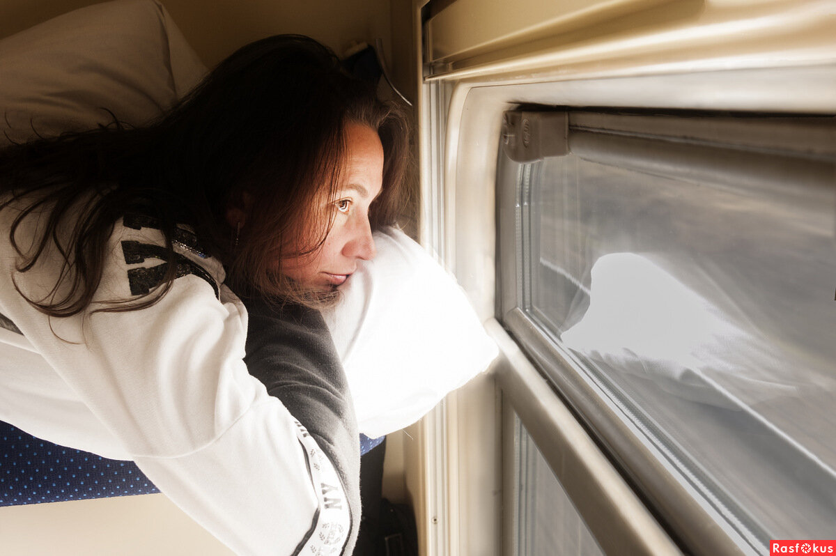 Нестандартные ситуации в поезде. Поезд. Девушка в поезде у окна. Женщины в купе. Женщина у окна поезда.