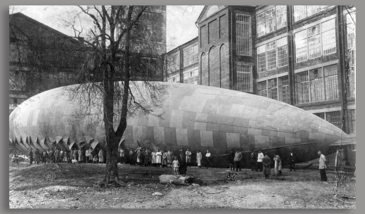 Продувка оболочки дирижабля "Московский Химик-резинщик" на заводе "Каучук" в Москве, 1924 г. (фото из открытых источников)