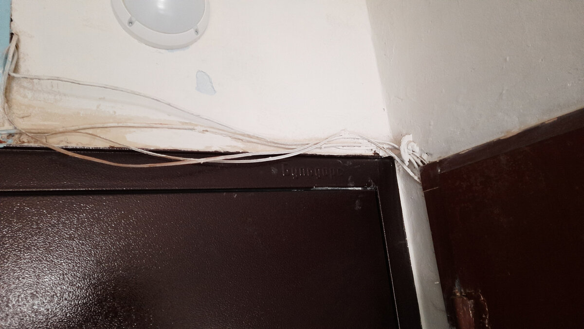 Болтающиеся провода красоты и надёжности не добавляют 