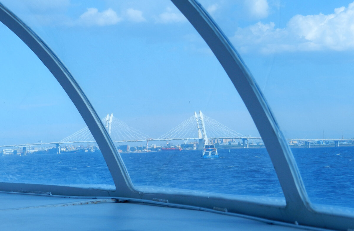 Вид со стороны моря на ЗСД и вантовый мост через корабельный фарватер. Фото из личного архива.