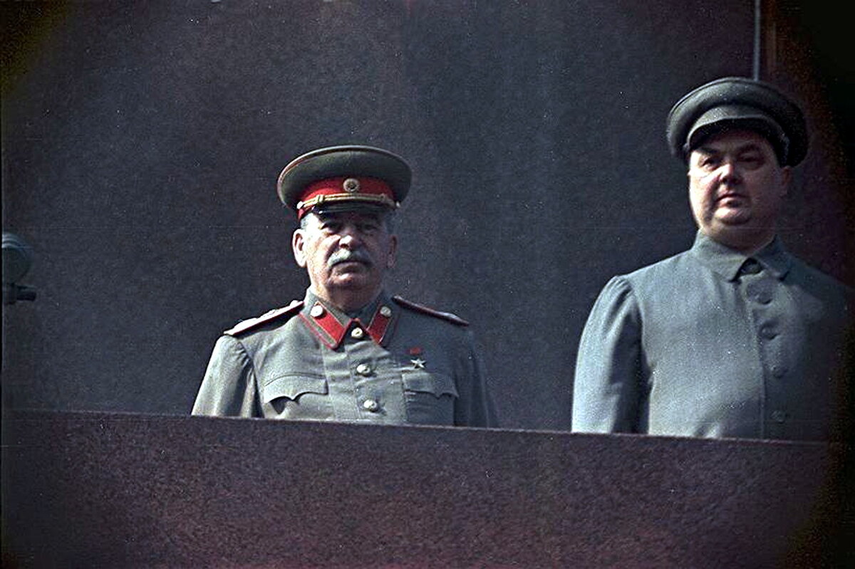 Иосиф Сталин на трибуне мавзолея