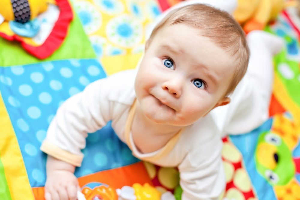 Ползает ребенок мальчик. Крохи подбирать. Считать крохи. Happy 6 months Baby boy.