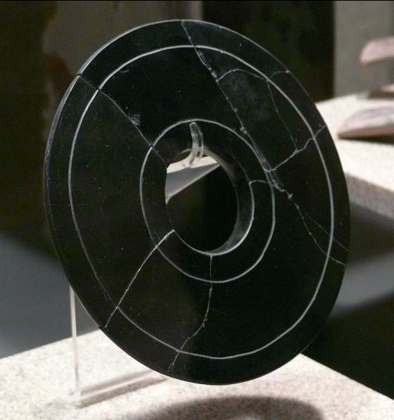 Диск из обсидиана. Изображение взято из книги А. Ю. Склярова «Древняя Мексика без кривых зеркал», издательство ВЕЧЕ, 2009 