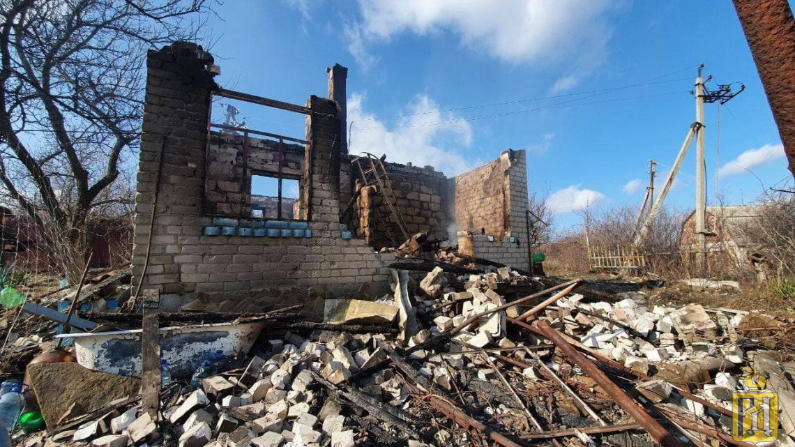 Жилой дом в н.п. Пионерское, разрушенный в результате артиллерийского обстрела со стороны ВСУ, 20.02.2022. Фото - военкора Юрия Котенка.