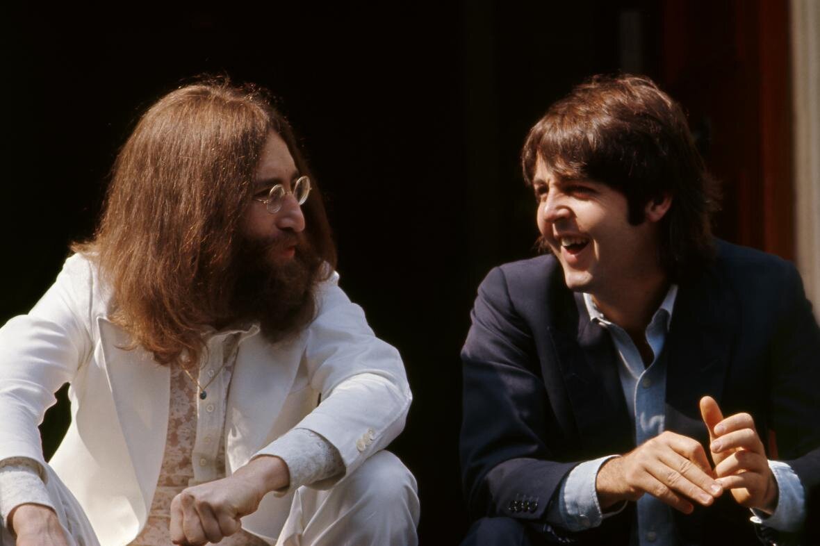 Беседа во время фотосессии на обложку альбома Abbey Road, 1969 г. © PAUL MCCARTNEY/PHOTOGRAPHER: LINDA MCCARTNEY