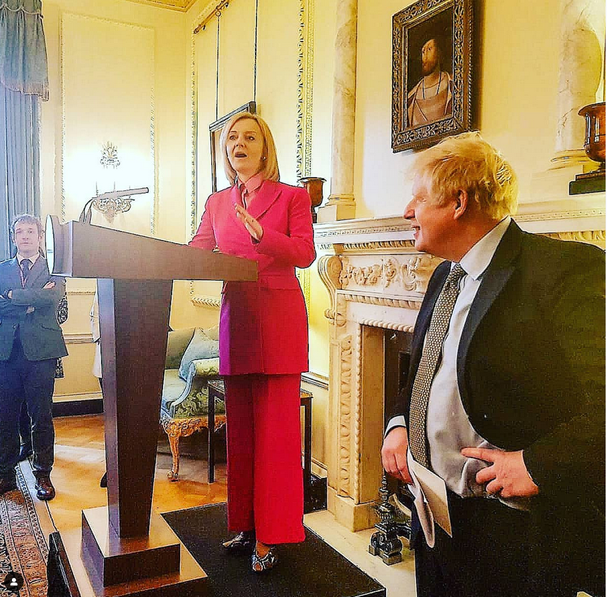 Это она с Борисом возрастающую роль женщин в глобальном мире обсуждает.