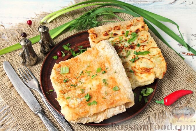 лаваш, яйца, сыр твёрдый, лук зелёный, зелень укропа, зелень петрушки, соль, перец чёрный молотый, масло сливочное