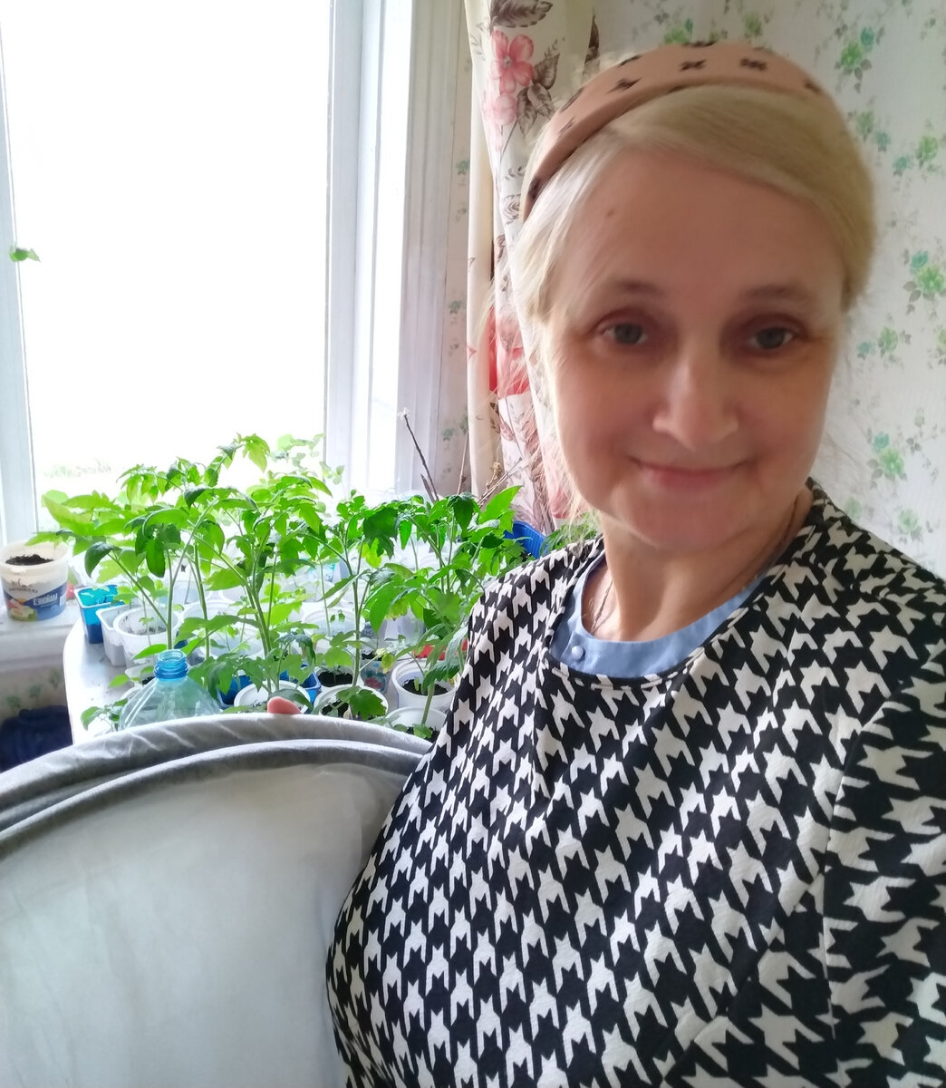 Рассада 🌱 наша растет себе потихоньку, а я вот думаю, что скоро можно будет маленькие росточки огурцов высадить в парник, который сегодня привезла.