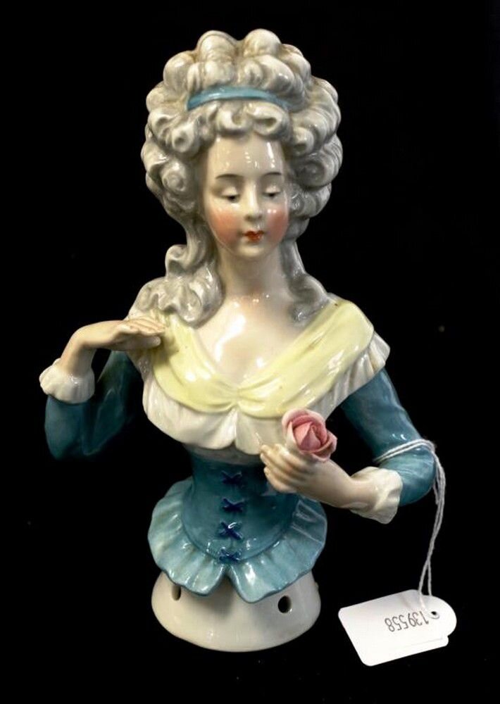 Большая 17 см фарфоровая половинка куклы. Германия. Это пример дорогостоящей детализированной куколки. Фото carters.com.au