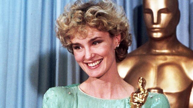 Джессика Лэнг получает Оскар за роль в "Тутси" 1982 году.