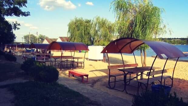 Благоустройство , пляж , территория , беседки на отлично . (Сайт базы отдыха)