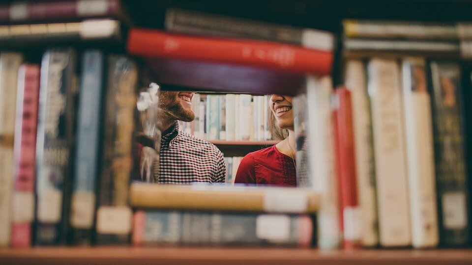 Любовь к книгам сближает, не так ли? Источник фото: pixabay.com
