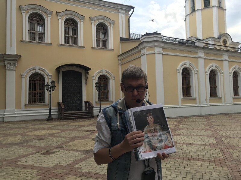 Гид Александр  возле Храма Всех Святых во Всехсвятском