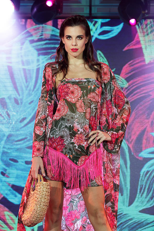 Тропический принт актуален и в пляжной одежде