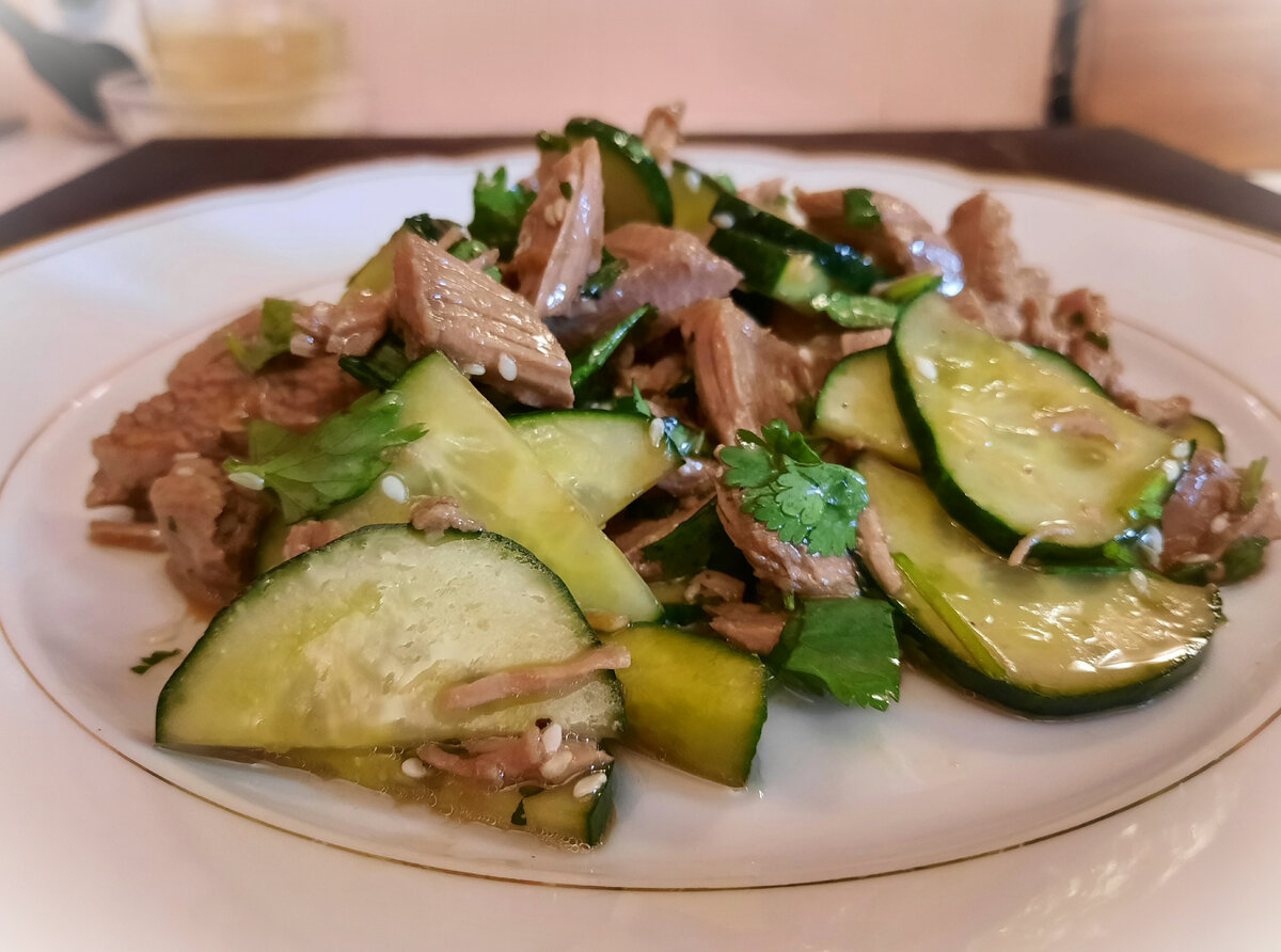 Салат с отварной индейкой и грибами | Рецепт | Салат с индейкой, Еда, Полезное питание