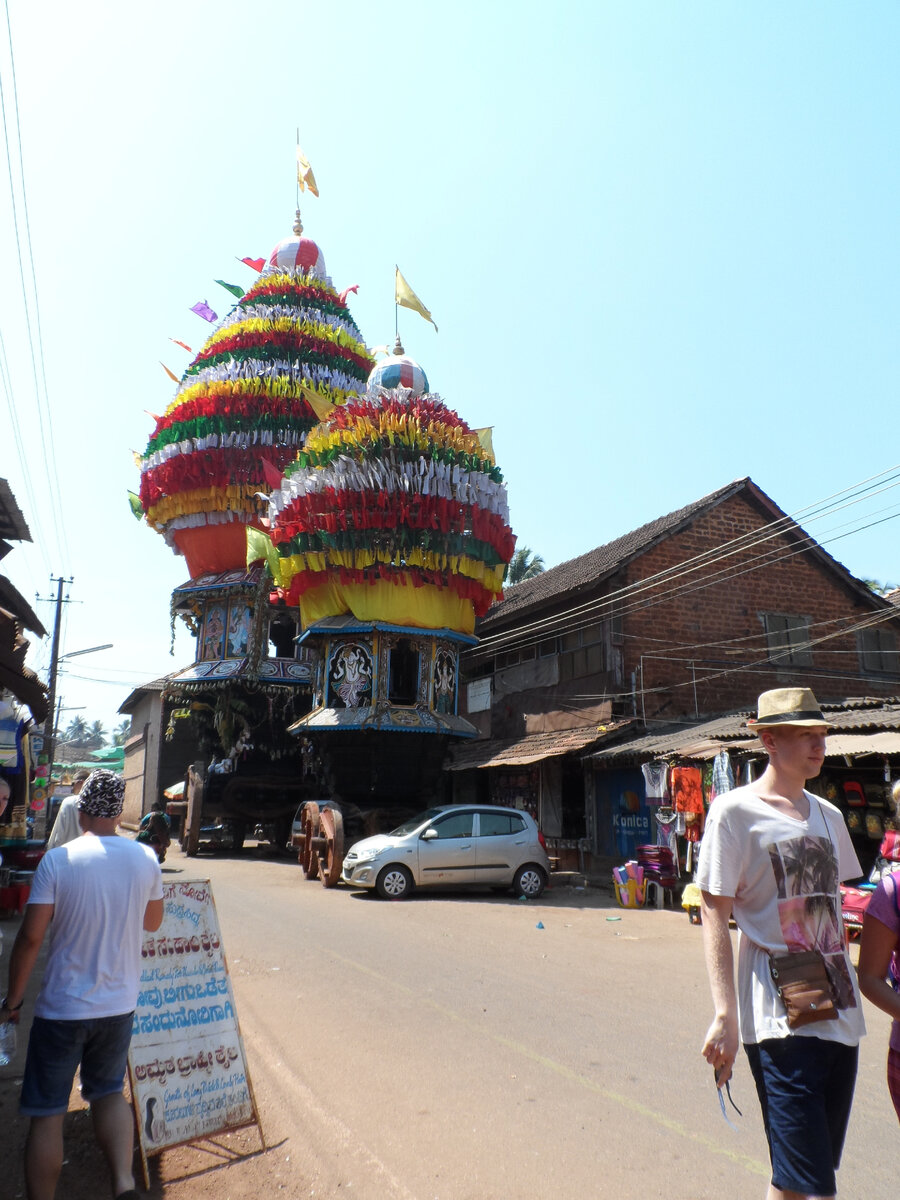 Огромная колесница Ратха Ятра. Ее наряжают к праздникам и катают по городу. Говорят, ей не меньше 600 лет.