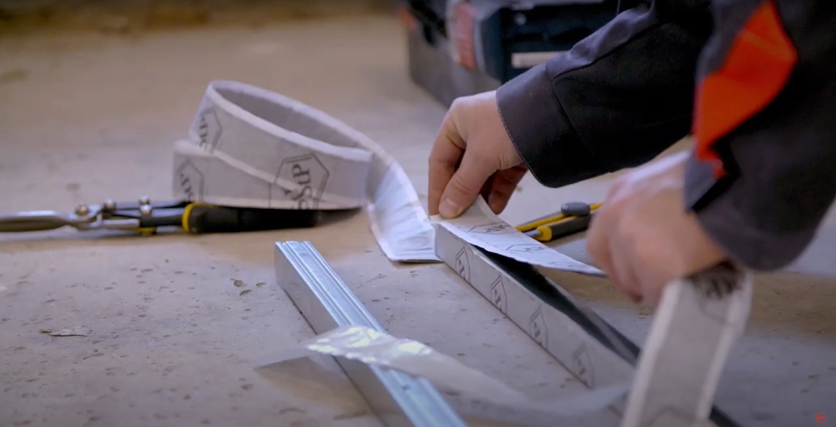 Установка ленты NoiseBlock наглядно.