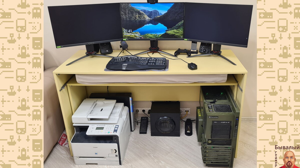 Рабочее место Васильченко Василия. Три монитора это мощно.