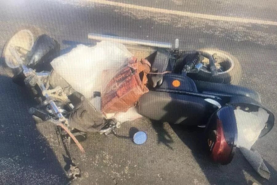 На Новой Ляде водитель "ГАЗели" столкнулся с электроскутером 

Авария произошла рано утром 31 августа на автодороге "Тамбов-Котовск". Как рассказали ИА "Онлайн Тамбов.ру" в региональной Госавтоинспекции, 58-летний водитель автомобиля "ГАЗель" столкнулся с движущимся во встречном направлении по обочине электроскутером. В результате дорожно-транспортного происшествия травмы получили 49-летний водитель двухколёсной техники и его 41-летняя пассажирка. Их доставили во вторую городскую клиническую больницу имени Архиепископа Луки города Тамбова