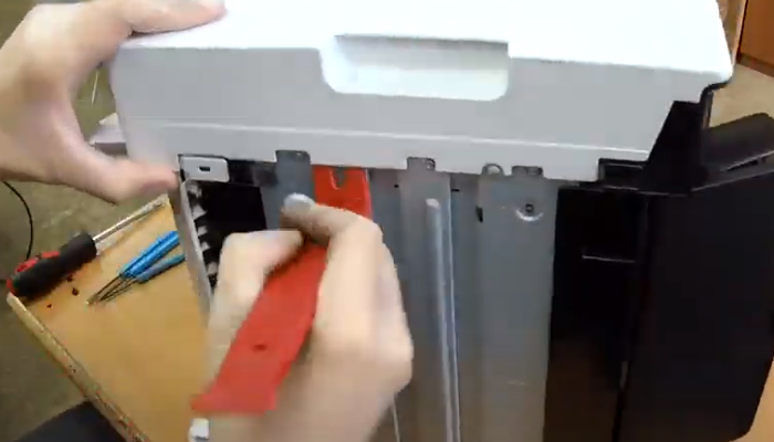 Фото 9. Лопаточкой для съема корпуса открываем защелки