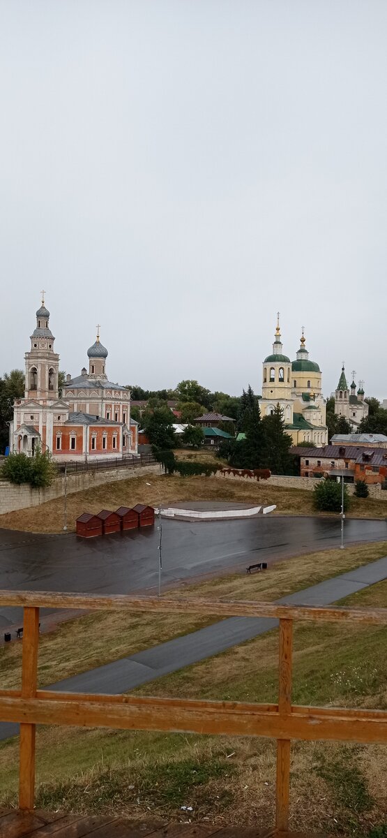 Сразу три церкви, просматриваемые с Соборной горы. 