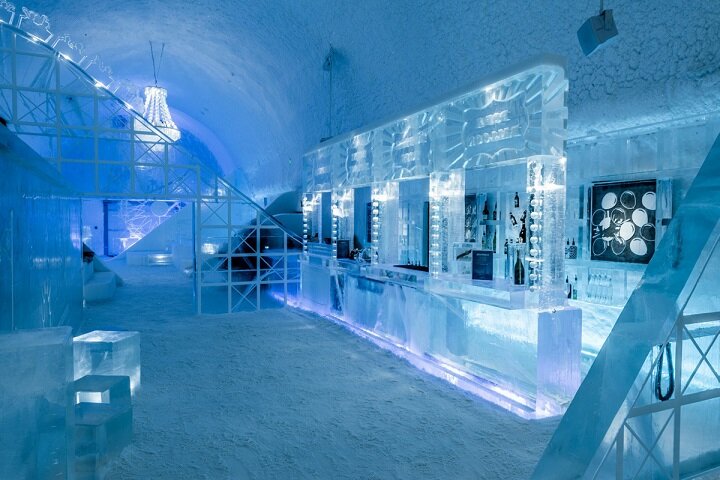 В ледяном отеле «Icehotel» /из доступного фонда Яндекс. Картинки/