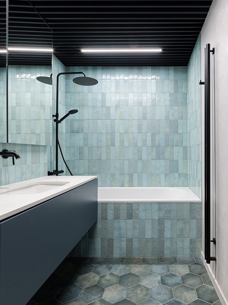 Diy master bathroom remodel cost. Дизайн ванны в скандинавском стиле. Отделка стен в маленькой ванной. Плитка только в мокрой зоне. Декоративная штукатурка для ванной комнаты водостойкая.