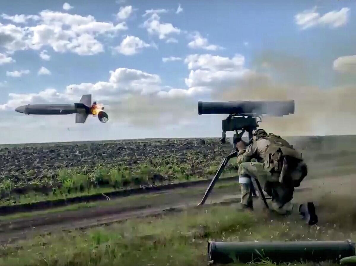    Российский военнослужащий ведет огонь из переносного противотанкового управляемого ракетного комплекса "Корнет"© AP Photo / Russian Defense Ministry Press Service