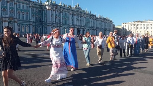 Как мы вчера на Дворцовой площади хороводы водили. Под песню «Улетай на крыльях ветра»