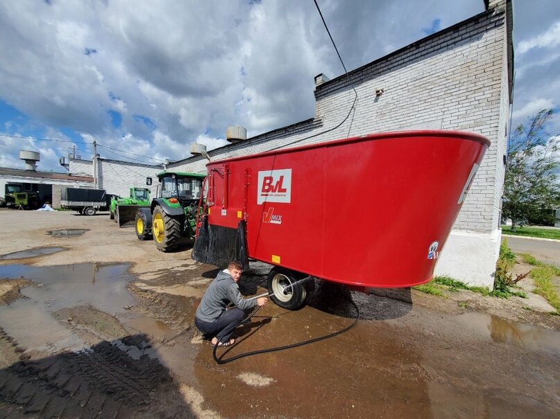 Кормосмеситель, который используется в работе системы