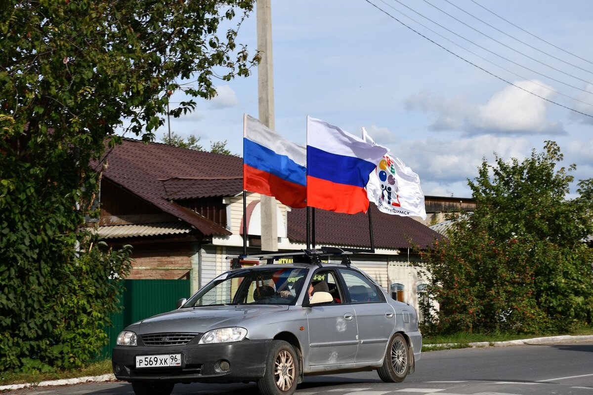 Автопробег «Под флагом России живу» | Красноуфимск Онлайн | Дзен