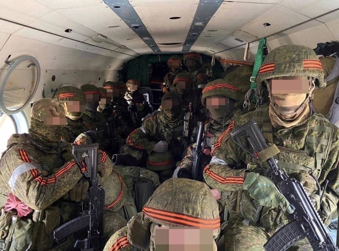 Воздушно-десантные войска российской армии часто можно узнать по тому, что они часто используют георгиевскую ленту, а не белые или красные повязки, а вместо них - светоотражающую ИК-повязку.