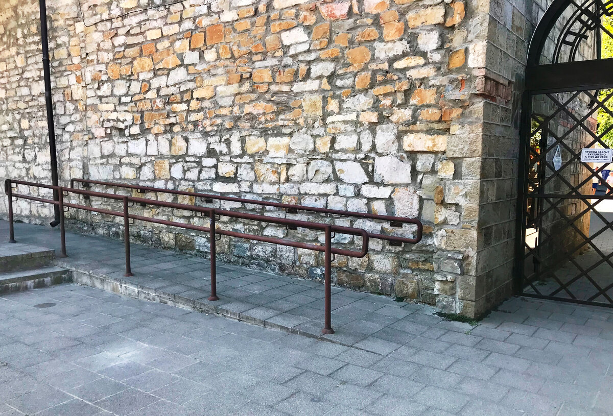 Заржавевший пандус из ниоткуда в никуда