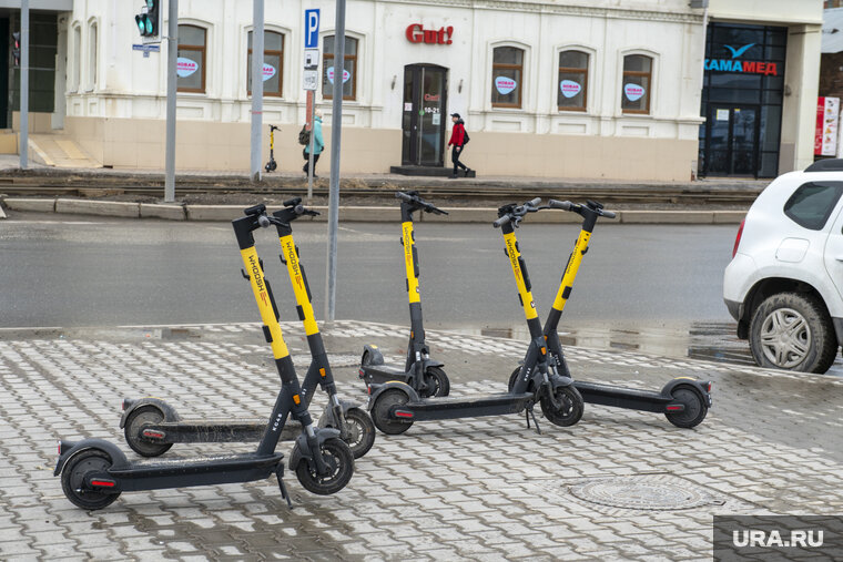    Горожане недовольны тем, что самокаты брошены где попало