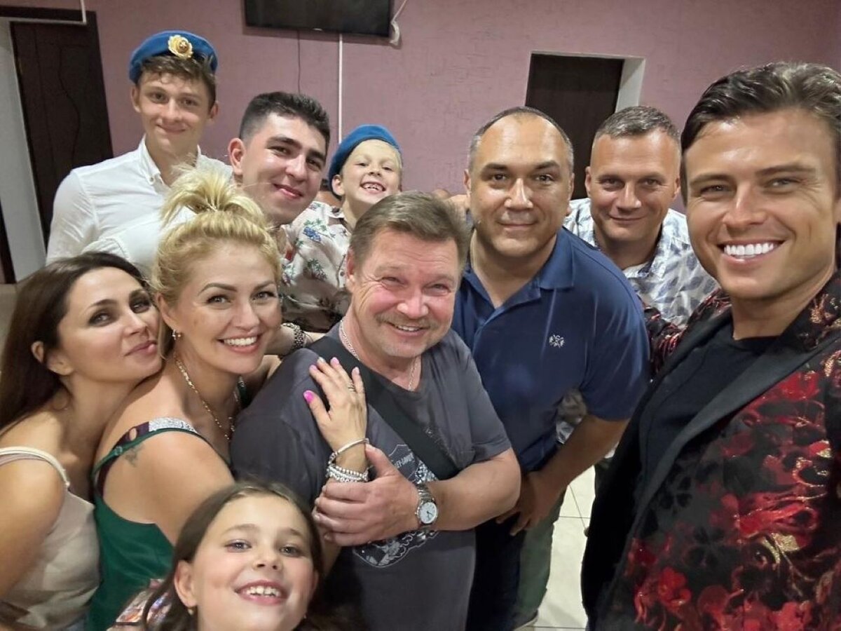    В Курской области к семейной паре на золотую свадьбу приехали Прохор Шаляпин и Николай Бандурин