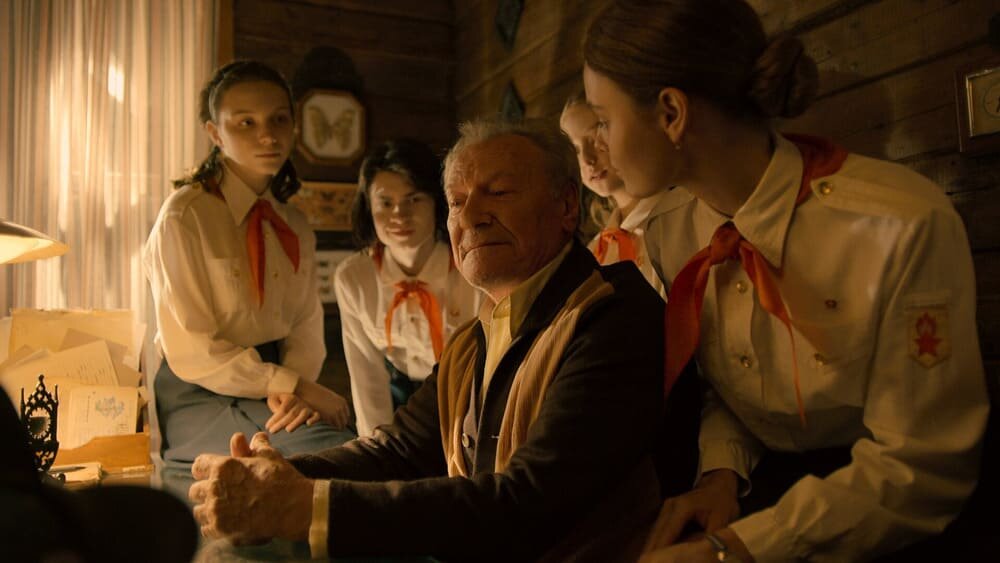 Кадр из первого сезона сериала "Пищеблок", 2021 г. Серп и пиявцы