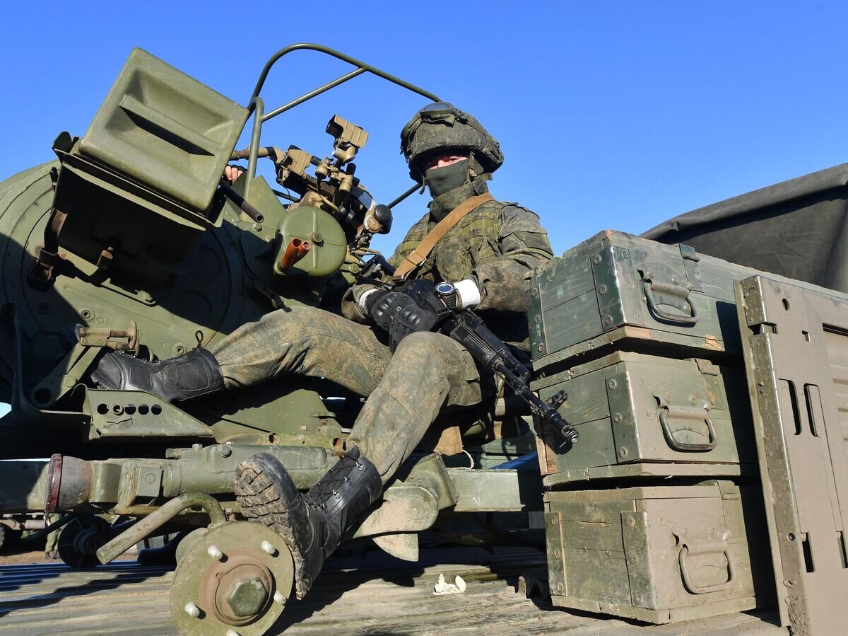   Военнослужащий сопровождения возле зенитной артиллерийской установки ПВО© РИА Новости / РИА Новости