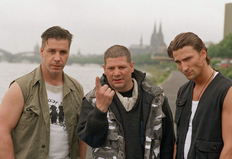 Бандит Тилль Линдеманн в фильме "Пингвин Амундсен (2003 г.)"