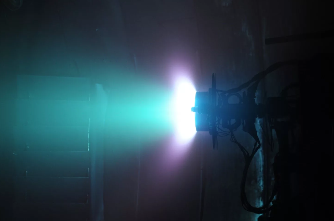 Плазменный двигатель на испытательном стенде.