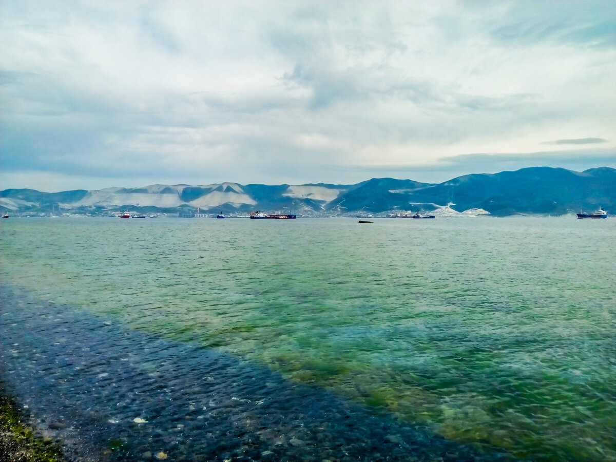 Корабли в Цемесской бухте, неподвижно стоящие на море