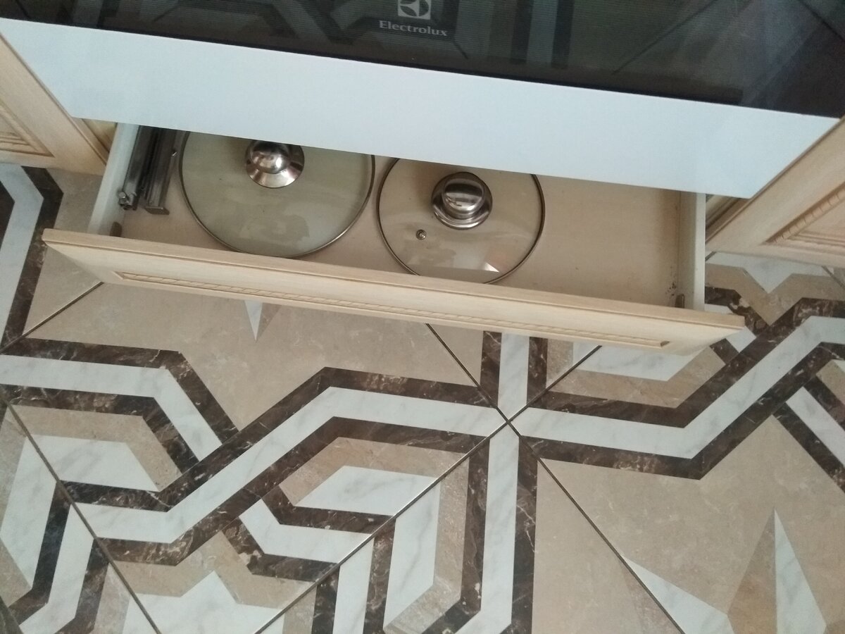 Раньше, до того как я узнал о функции этого ящика, я просто складировал крышки...